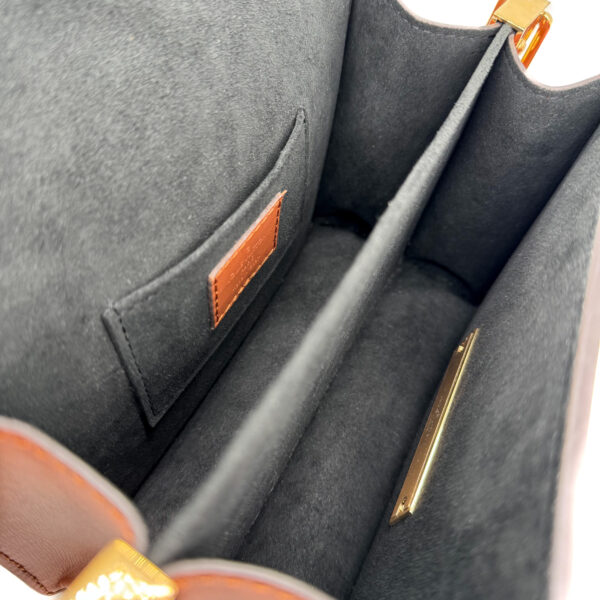 F00E5CFD-EA09-4421-9658-C6C21B752C88 F00E5CFD-EA09-4421-9658-C6C21B752C88